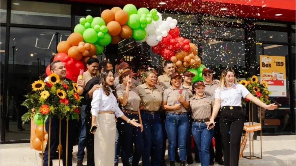 Equipo de Burger King durante apertura de restaurante en San Pedro Sula Honduras