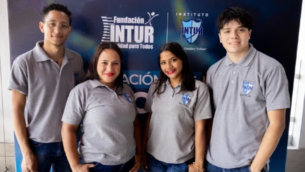 colaboradores de Grupo INTUR durante certificación de competencias laborales en Honduras
