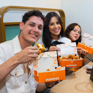 Nuevas Papas Salsotas de Popeyes Honduras con papas cajún, nuggets y salsa