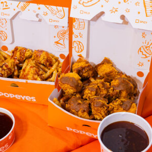 Papas Salsotas de Popeyes Honduras con nuggets crujientes, papas cajún y salsa