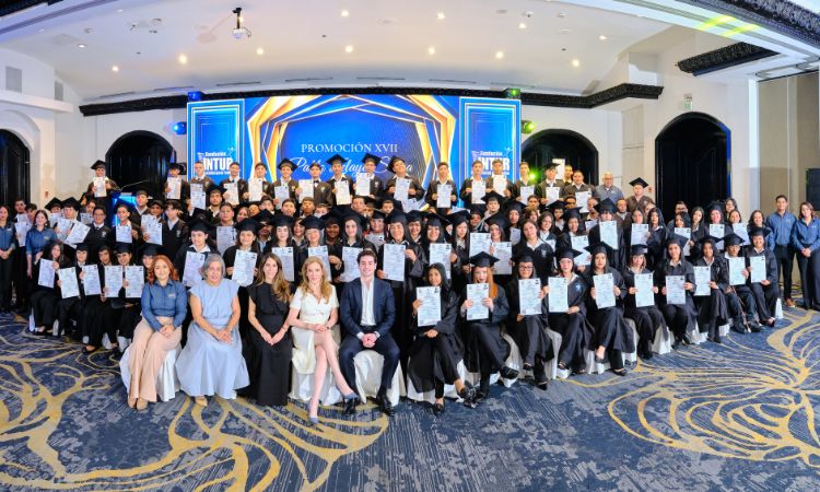 Instituto INTUR celebra la graduación de 141 bachilleres y reafirma su apuesta por transformar vidas a través de la educación