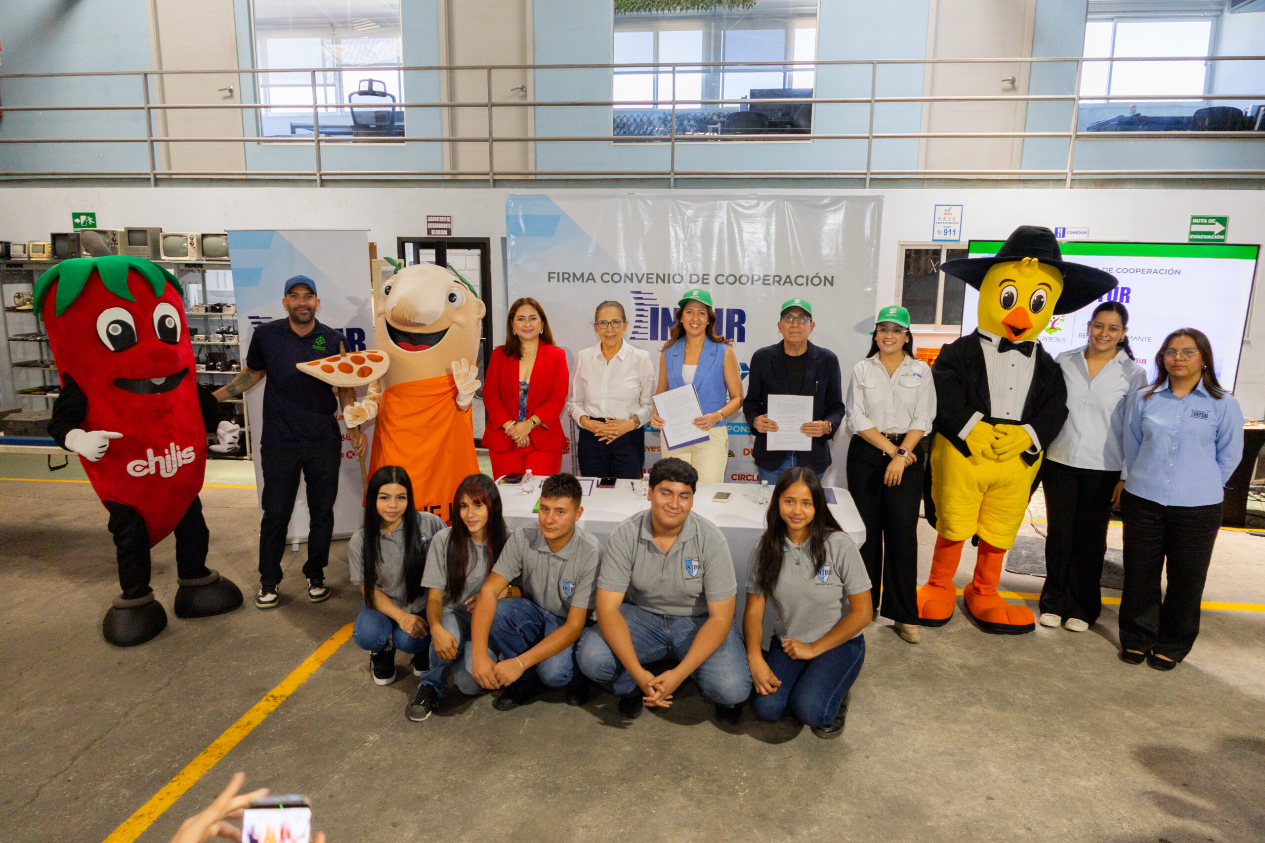 INTUR impulsa una alianza que transformará residuos electrónicos en becas para jóvenes